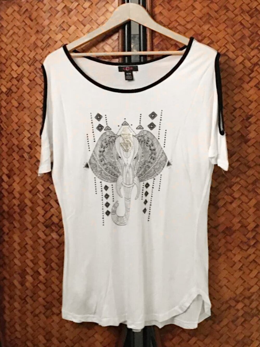 VTG Y2K LAVA Elephant Graphic Tee M Medium Cold Shoulder Tribal Art